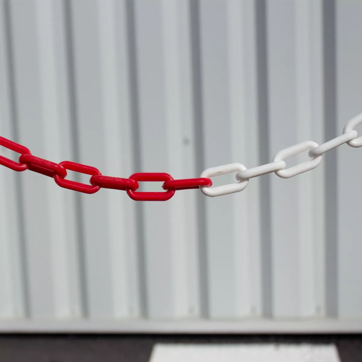 RED_WHITE_CHAIN_IMAGE